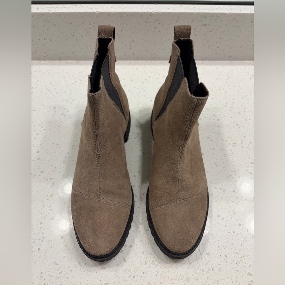 TOMS Cleo Chelsea Boot - Women's - size 6